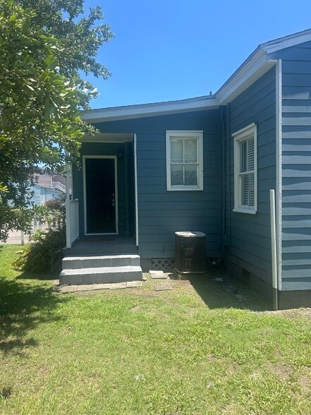 Building Photo - 520 E Hall Ln