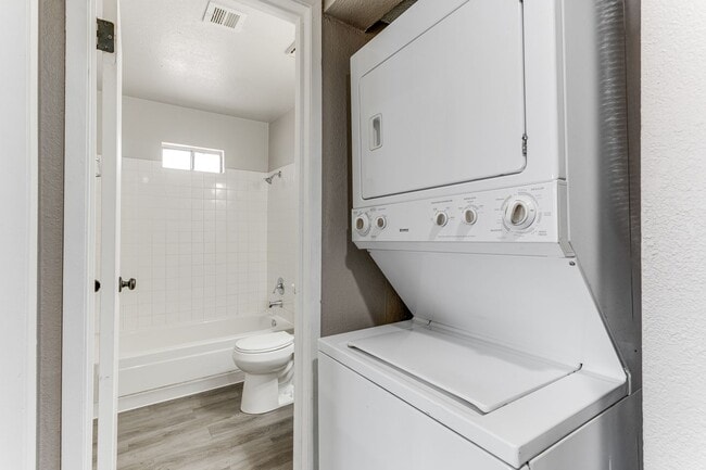 Building Photo - **MOVE IN SPECIAL! $500 OFF FIRST MONTH'S RENT!**