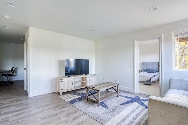 Building Photo - Beautiful Lower-Level Home in Bellevue