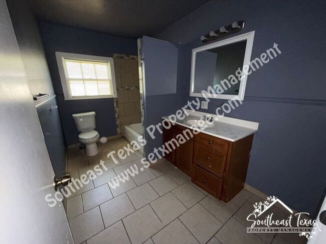 Building Photo - 3255 Charles St