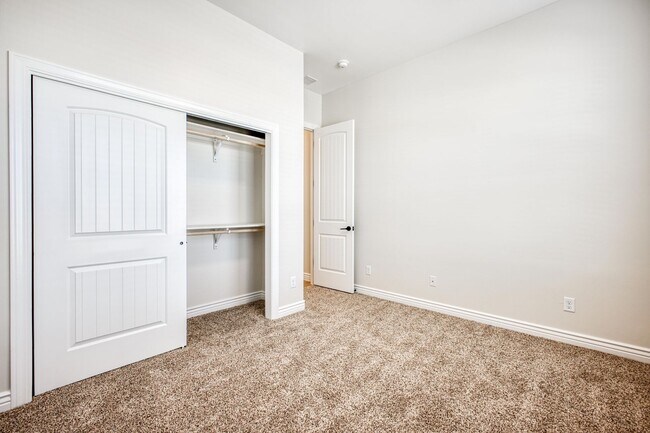 Building Photo - Beautiful East side House 4 bed-2.5 baths, part of The Overlook Casa Club that includes Swimming ...