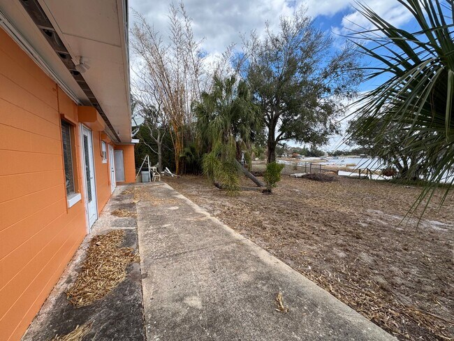 Building Photo - 624 N Crooked Lake Dr