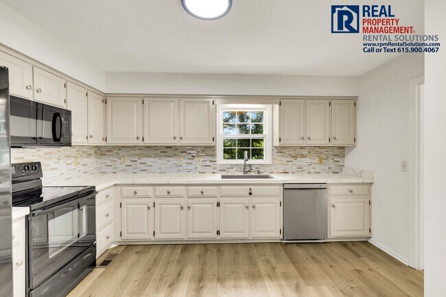 Building Photo - Beautiful Brentwood 3 BD home with attache...