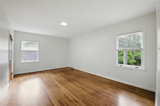 Building Photo - 2321 Tanglewood Rd