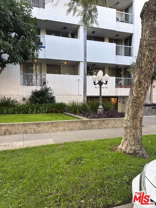 Building Photo - 321 N Oakhurst Dr