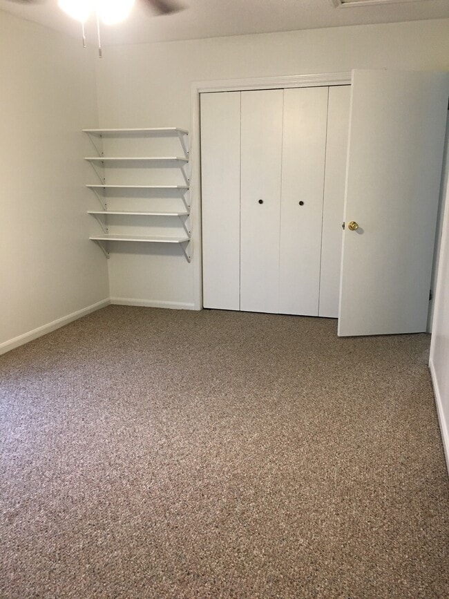 Large Master Bedroom - 64 Dogwood Ln