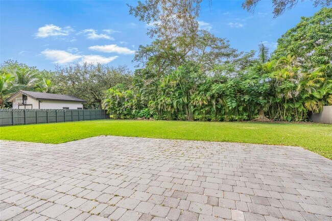 Building Photo - 6830 SW 69th Ave
