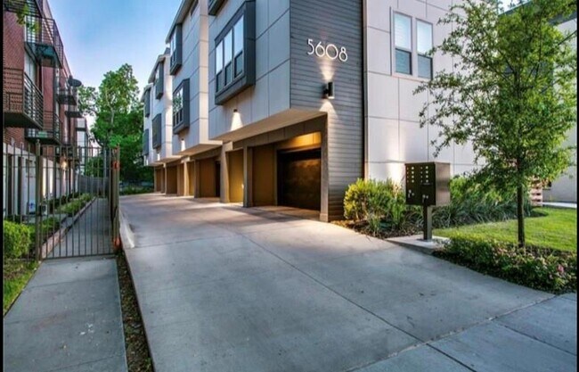 Building Photo - 5608 Lindell Ave