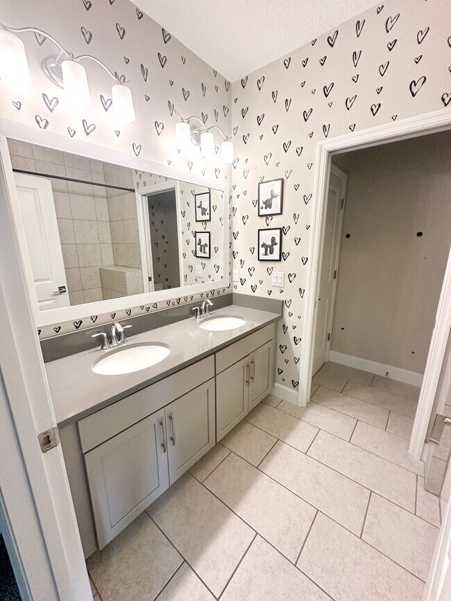 Building Photo - Longwood Townhouse