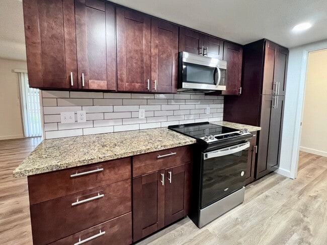 Building Photo - $2,595 Fresno St. & Bullard, 4 Bedroom House - E. Escalon Ave, Fresno