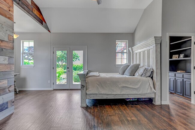 Building Photo - 105 Golden Rd