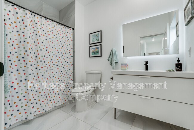 Building Photo - 211 Gibson