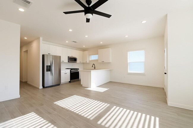 Building Photo - 16770 Meadowcroft St