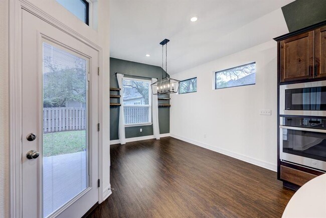 Building Photo - 804 Beautyberry Ln