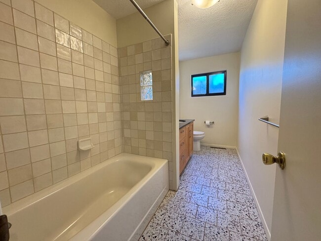 Building Photo - Northwest Living!