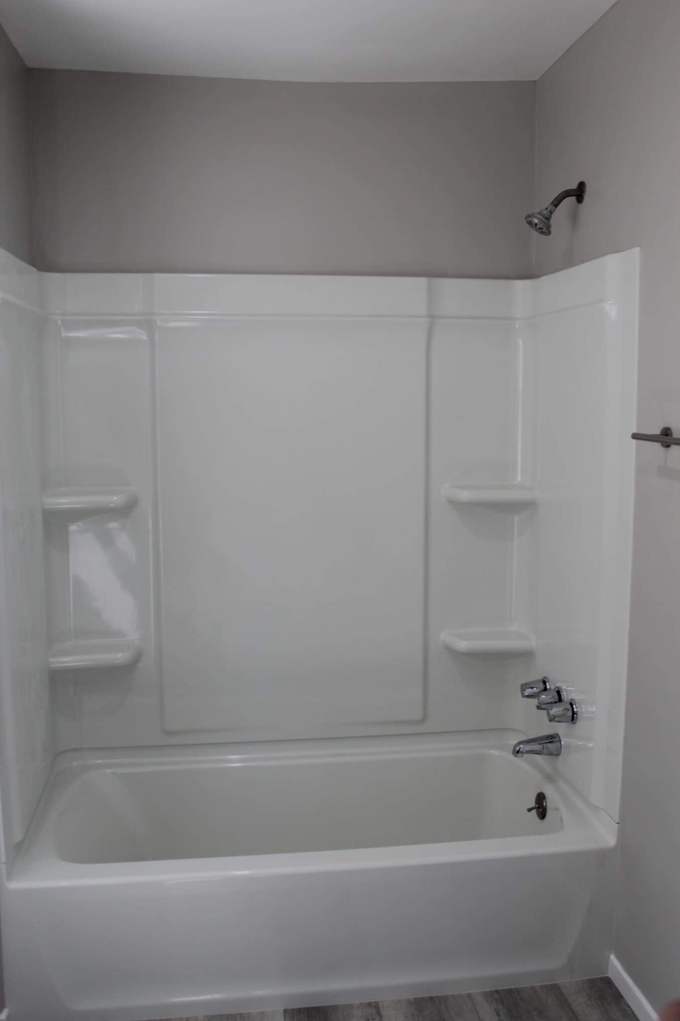 Full shower/bathtub - 934 Highline Rd