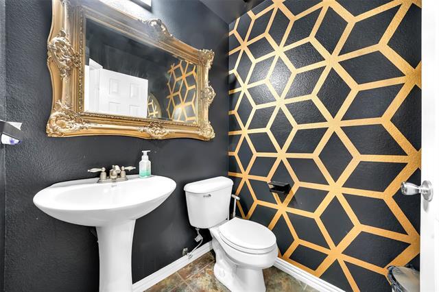 Building Photo - 324 S Mesa Verde Way