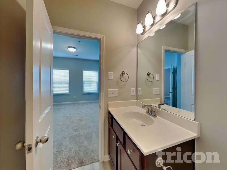 Building Photo - 302 Woodfern Ct