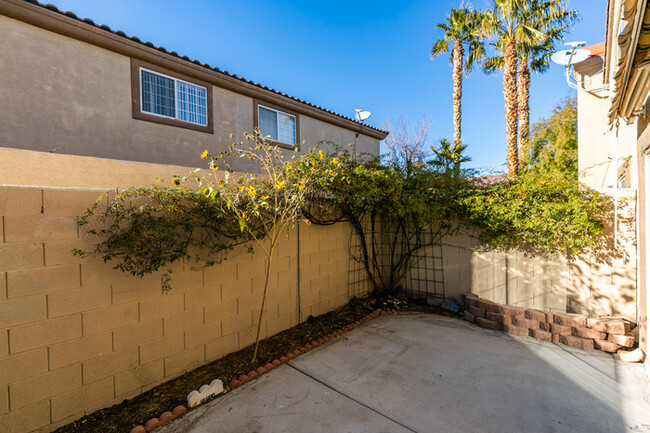 Building Photo - North Summerlin Townhouse with attached ga...