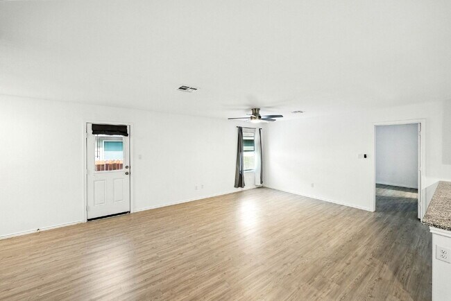Building Photo - 3 Bedroom Single-Story Home for Rent with ...