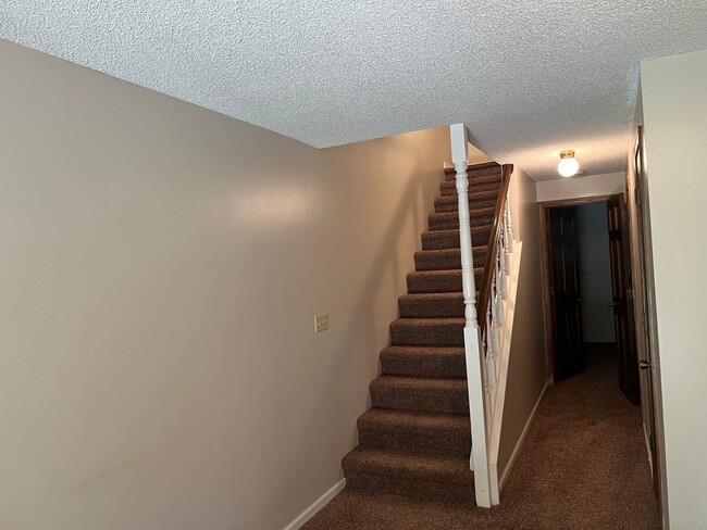 Building Photo - Spacious Townhome w/ Washer & Dryer, Garag...