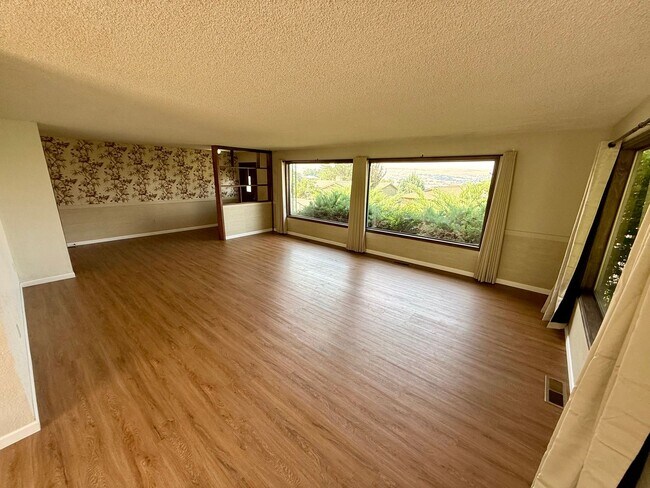 Building Photo - Beautiful Golf Course Home | 2 Bed • 2 Bath • Bonus Room