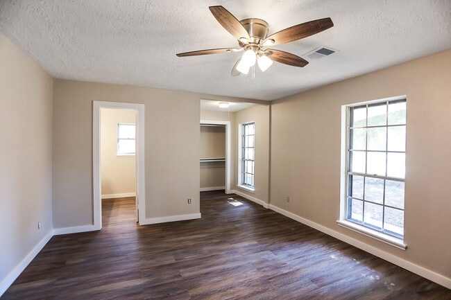 Building Photo - 502 Rosewood Dr