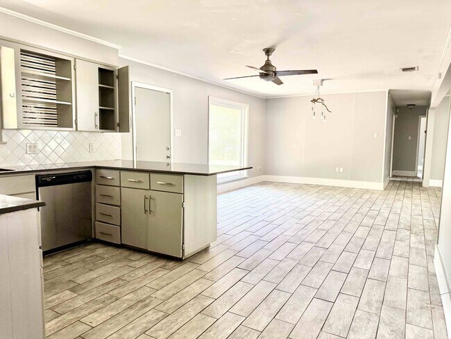 Building Photo - 735 Westbrook Dr