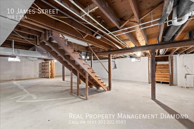Building Photo - 10 James Dr
