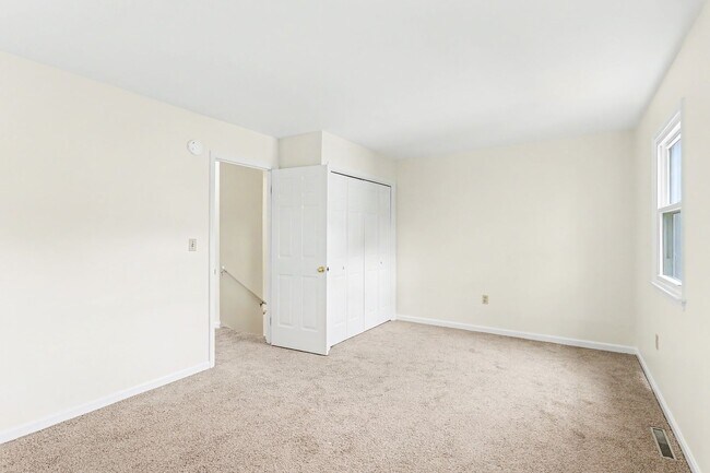 Building Photo - Two bedroom, one and a half bathroom end townhome in Harrisburg
