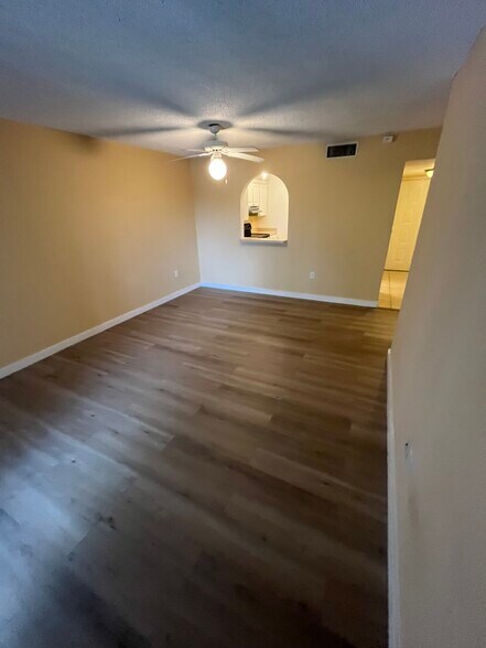 Building Photo - 711 N Pine Island Rd