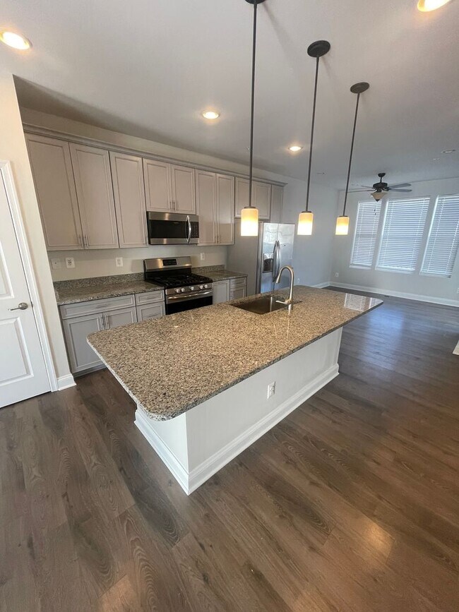 Building Photo - End of unit townhome in Trails at Beech Cr...