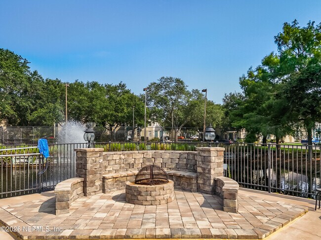 Building Photo - 13703 Richmond Park Dr N