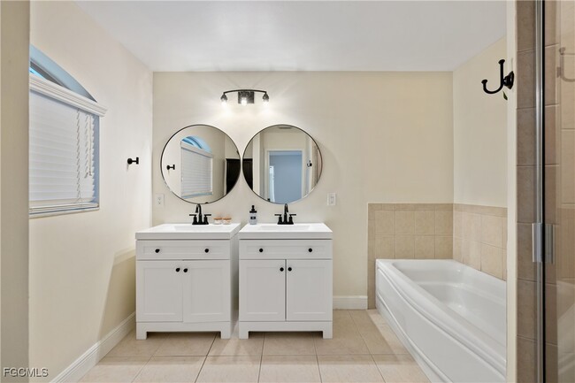 Building Photo - 2309 SW 27th St