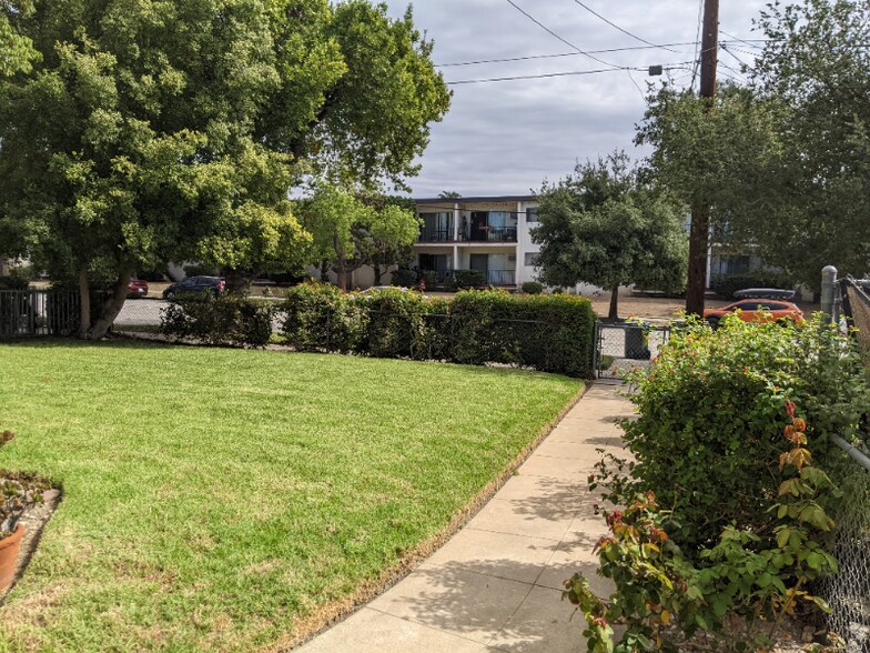 Building Photo - 835 N Raymond Ave