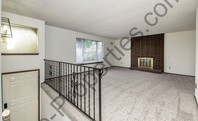 Building Photo - 4 bedroom 2.5 bathroom Home