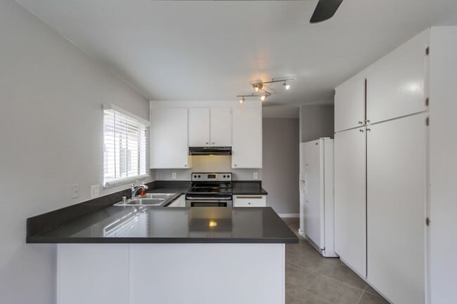 Building Photo - Spacious 3 Bedroom Condo Available for Move In May 1st