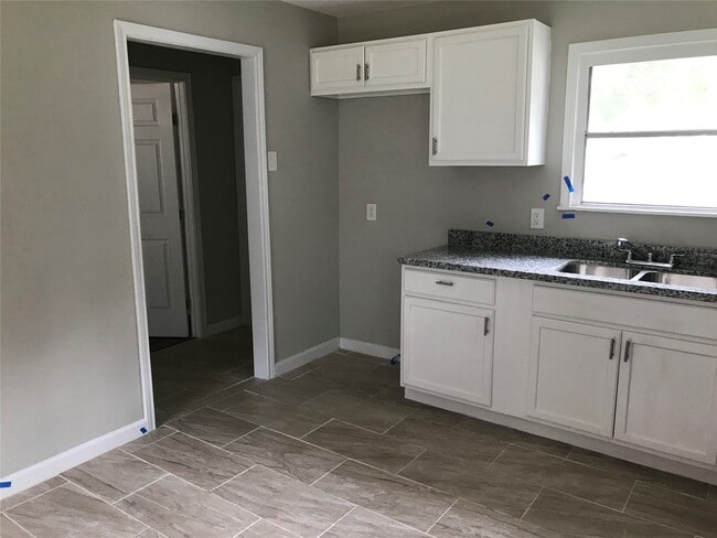 Building Photo - 225 Lena Dr