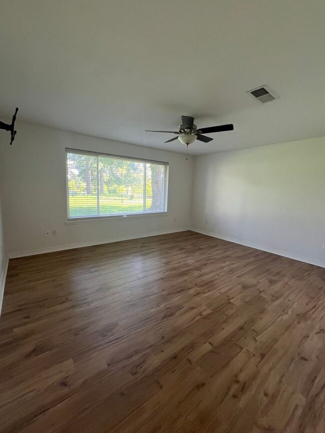 Building Photo - Ready In Benton!!