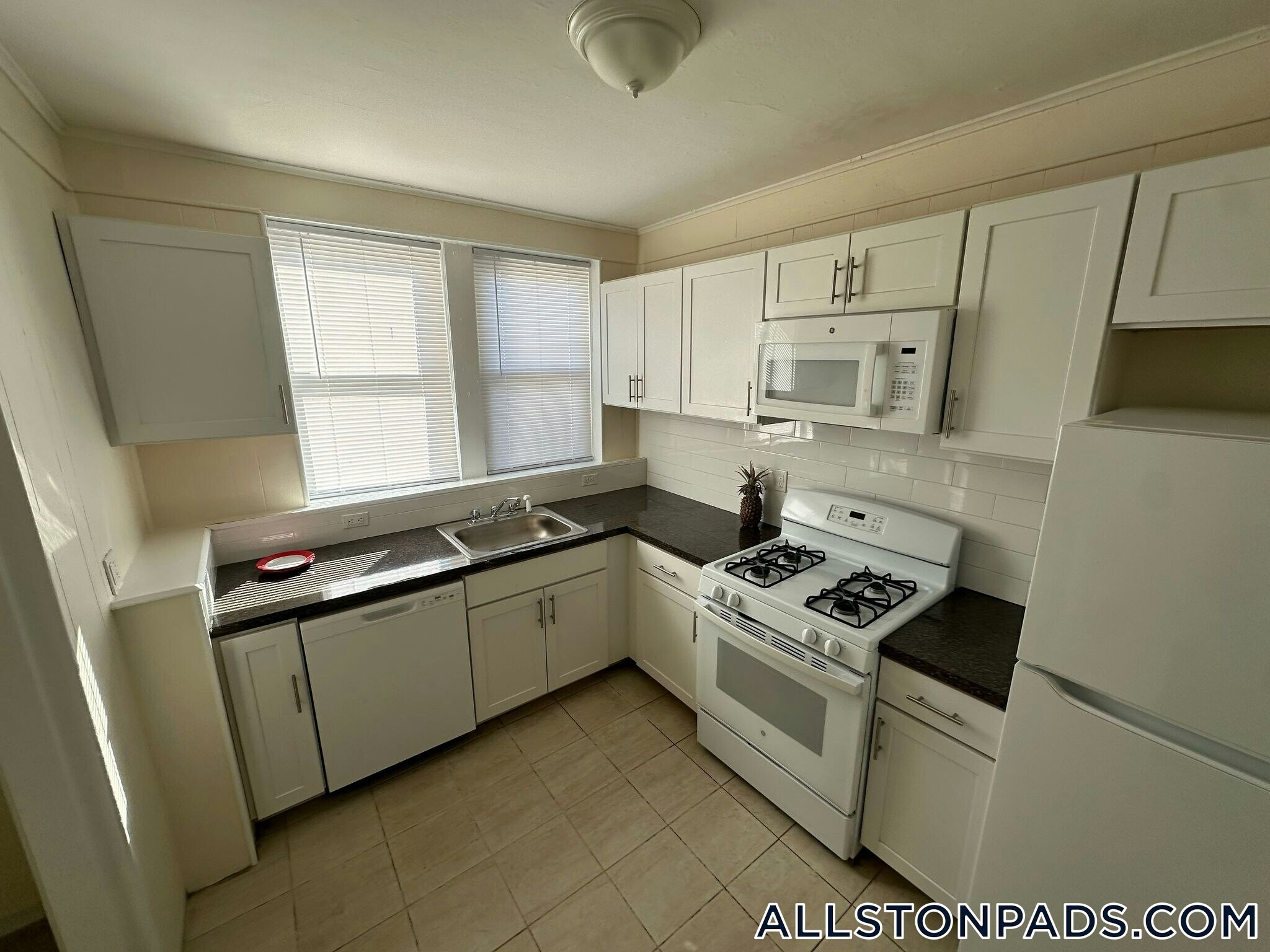 Building Photo - 518 Cambridge St