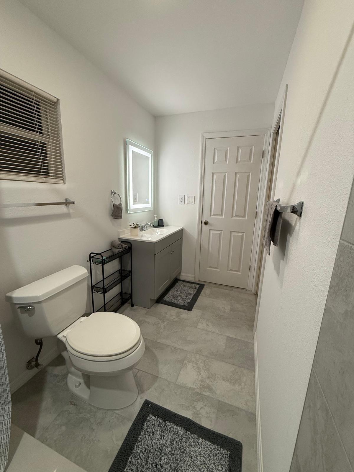 Building Photo - 2405 Roslyn Ln