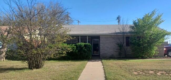 Primary Photo - So Cute and right across from LCU. 3 bed 2...