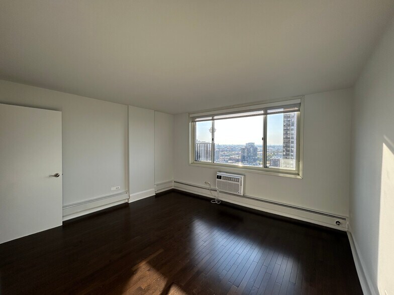 Building Photo - 1350 N Dearborn St