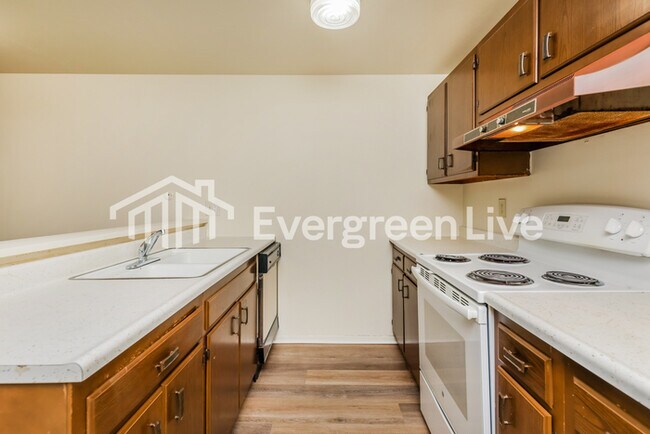 Building Photo - 5989 Chatsworth Dr