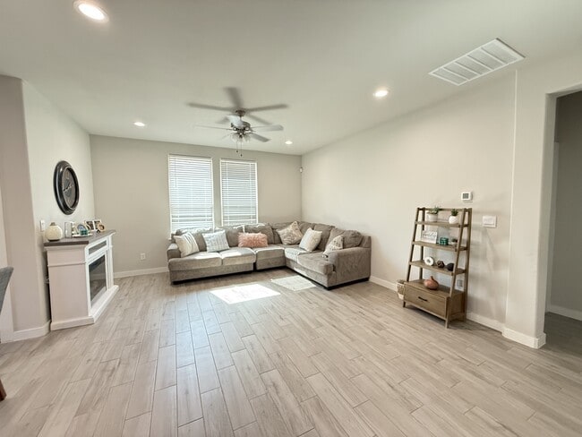 Building Photo - 6705 Hooper Wy