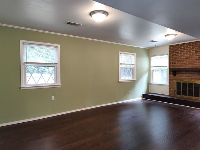 Building Photo - Charming split level home located in the Mcclintock Woods Community in Charlotte!