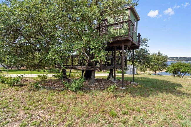 Building Photo - 504 Lakeshore Cir
