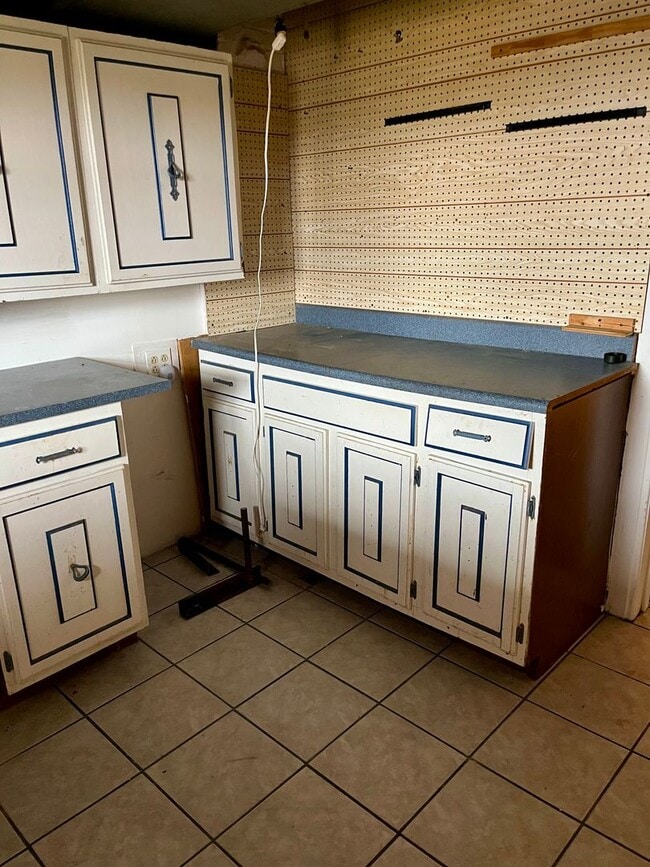 Building Photo - Three Bedroom Single Family House