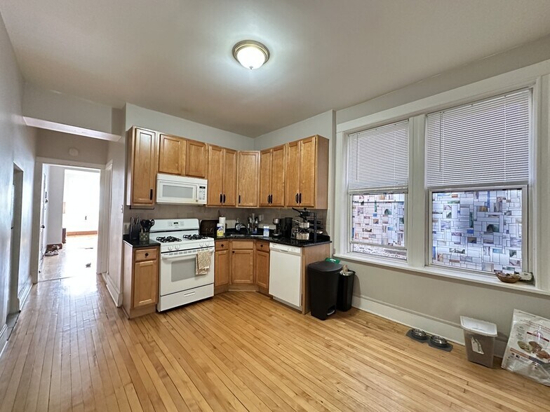 Building Photo - 2136 W Chicago Ave