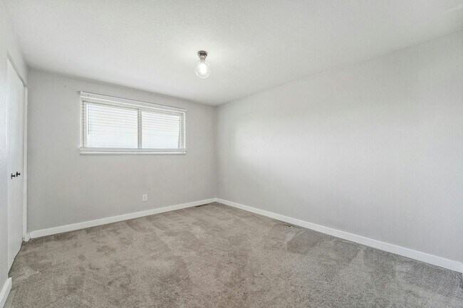 Building Photo - 374 Gladiola St